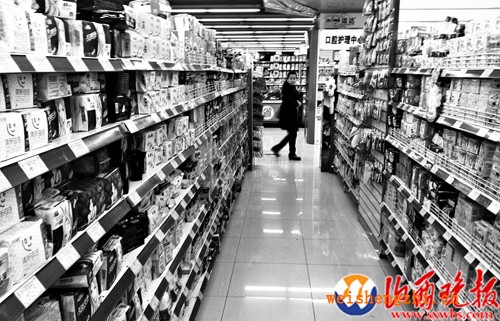 省城某超市衛生巾商品區內，衛生巾的品牌和種類繁多